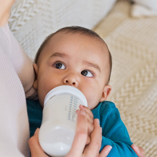 Waar moet je op letten bij het kiezen van een babyflesje?